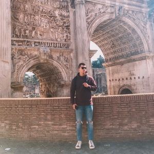 Meet your Posher, Tomas